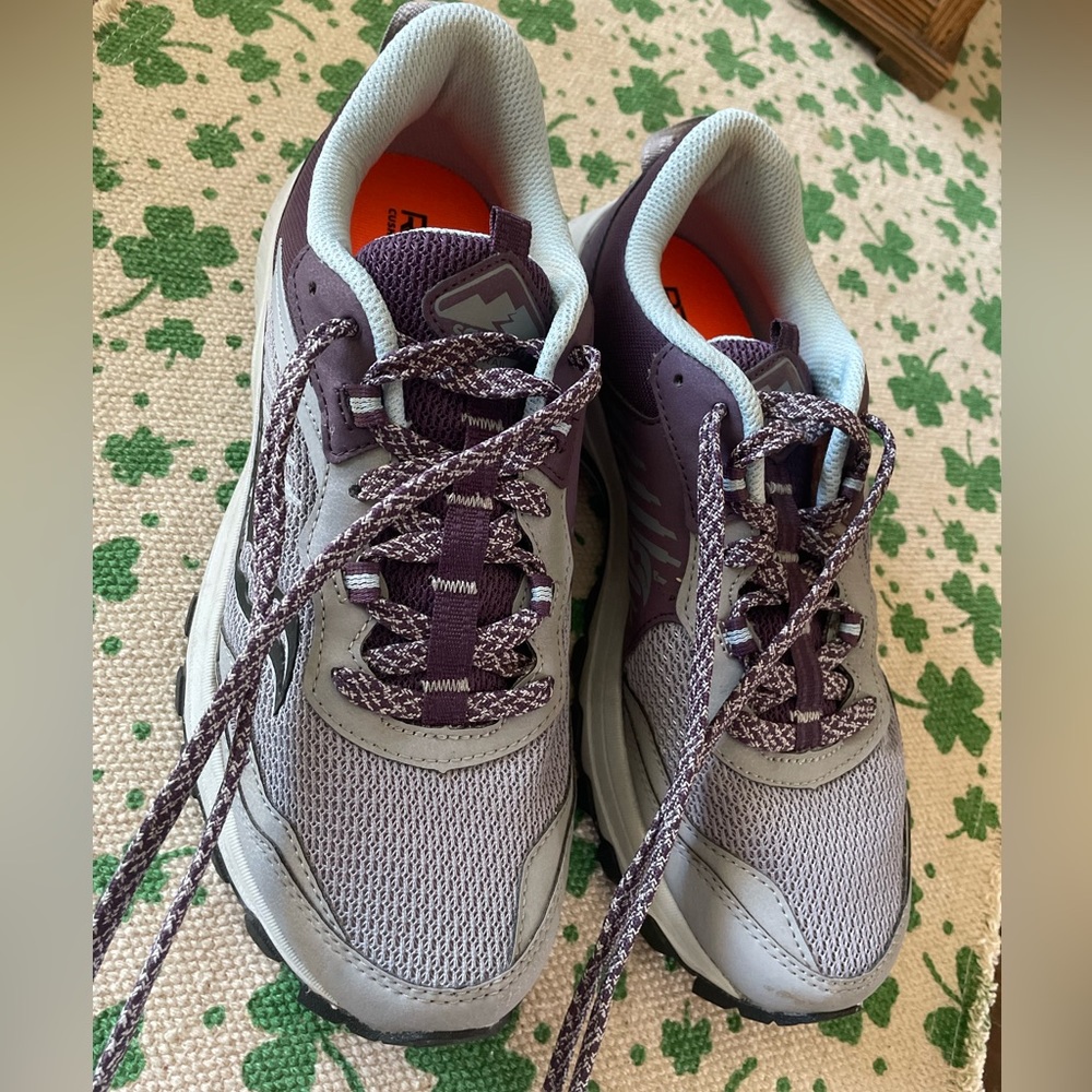 Saucony tennis shoes (sz 9)